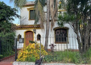 Dos hermanos fueron detenidos tras cometer un robo en Versalles