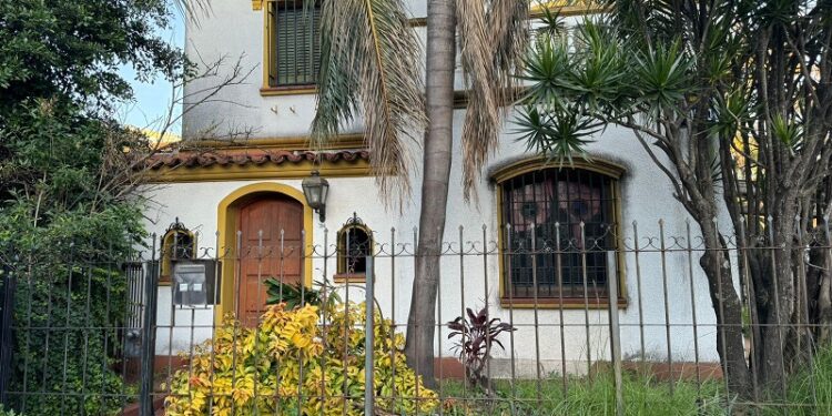 Dos hermanos fueron detenidos tras cometer un robo en Versalles