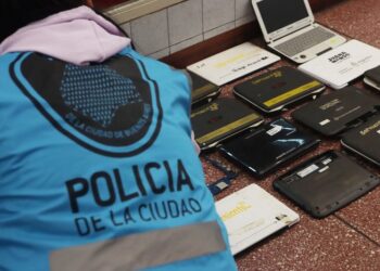 Recuperaron más de 370 computadoras robadas tras allanamientos en la Ciudad y el Conurbano