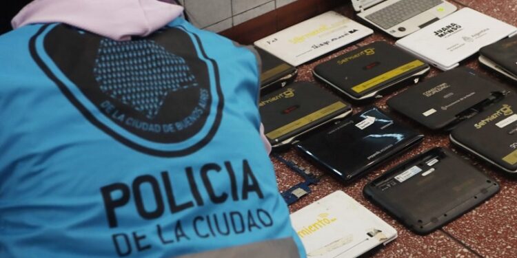 Recuperaron más de 370 computadoras robadas tras allanamientos en la Ciudad y el Conurbano