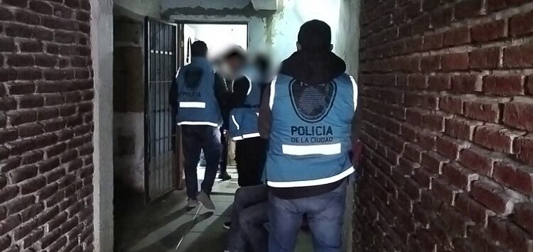 Detienen al “narcomatrimonio”, los vendedores de droga del complejo Villa Soldati