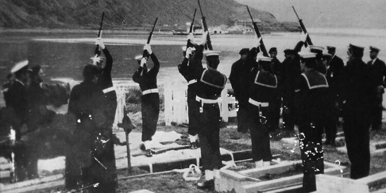 Objetos que atesoran la memoria: un reloj, un rosario y una espada