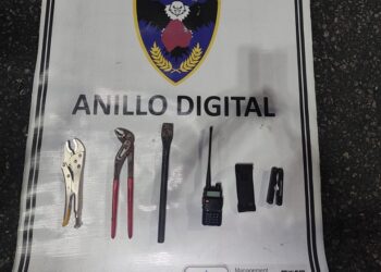 Detienen a cuatro delincuentes con un inhibidor de señal a bordo de una camioneta con pedido de captura por robo
