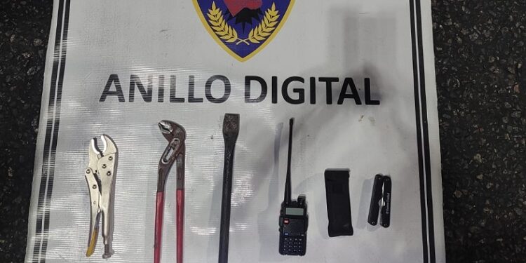 Detienen a cuatro delincuentes con un inhibidor de señal a bordo de una camioneta con pedido de captura por robo