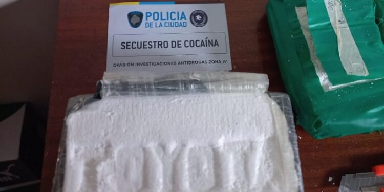 Dos narcos detenidos y más de 5 kilos de cocaína secuestrados