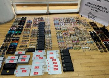 Clausuran óptica e incautan anteojos truchos y celulares robados en el centro porteño