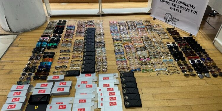 Clausuran óptica e incautan anteojos truchos y celulares robados en el centro porteño