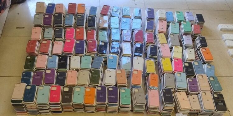 Secuestraron más de 5.000 accesorios de celulares apócrifos en Belgrano, Balvanera y Caballito