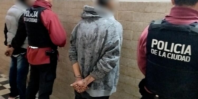 Tres detenidos por robar y golpear a un hombre en su casa en Parque Chacabuco