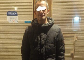 Cuidador de Coches, sin autorización legal, extorsionó a chofer y fue detenido