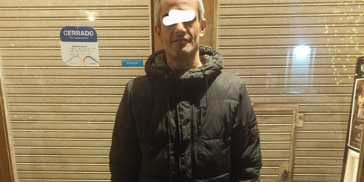 Cuidador de Coches, sin autorización legal, extorsionó a chofer y fue detenido