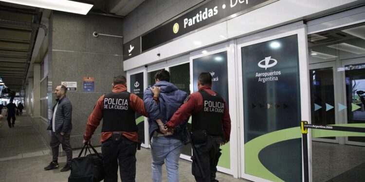 Un delincuente chileno fue expulsado del país tras entrar a robar en Saavedra