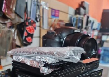 Inspección a una cueva de celulares en Liniers. Dos detenidos y 81 teléfonos secuestrados