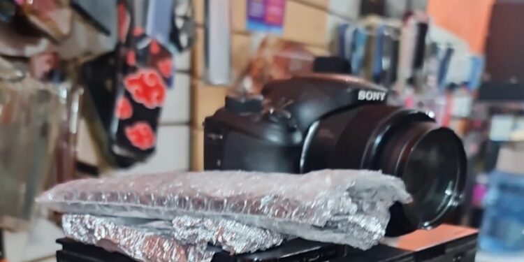 Inspección a una cueva de celulares en Liniers. Dos detenidos y 81 teléfonos secuestrados