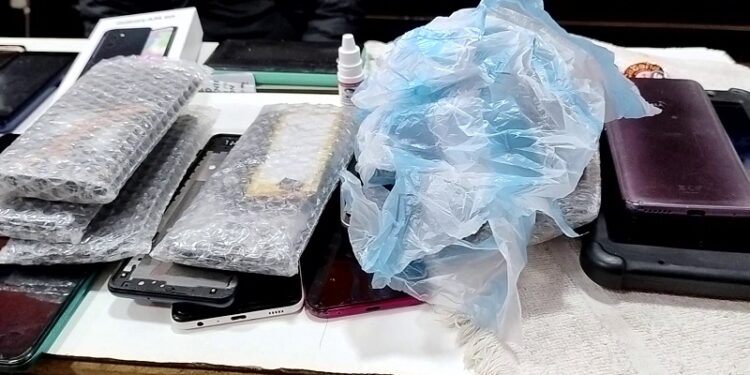 Inspección a una cueva de celulares en Liniers: dos detenidos y 81 teléfonos secuestrados