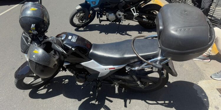 Usaban un inhibidor de señal para robar vehículos en el Microcentro y fueron detenidos