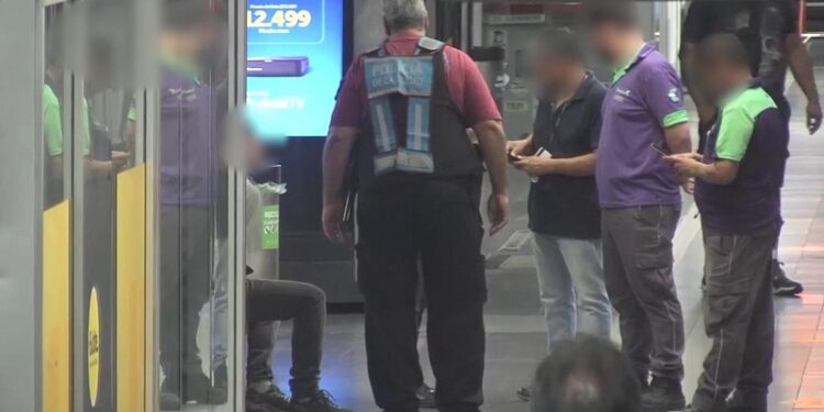 Dos chilenos detenidos por intentar robar en las estaciones de subte