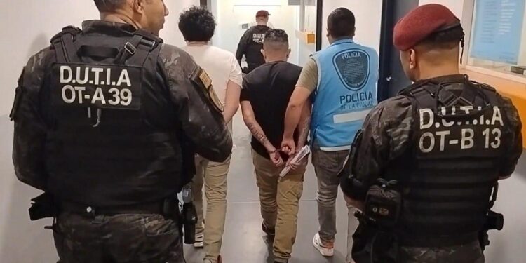 Expulsaron a dos colombianos que entraron a robar a un edificio
