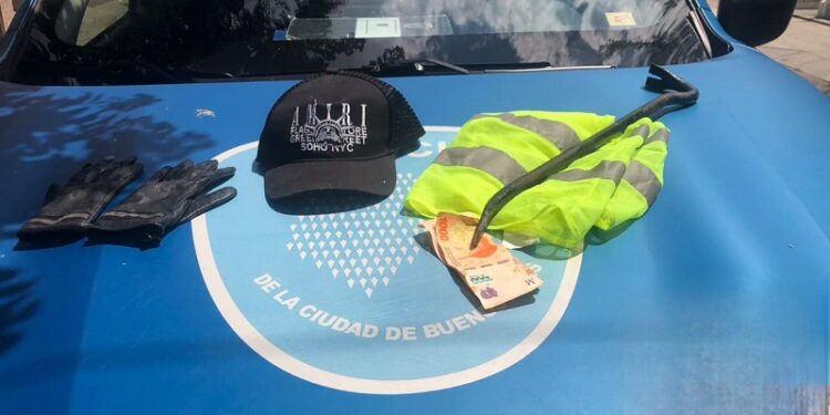 Tres ladrones, dos de ellos extranjeros, fueron detenidos tras robar en una vivienda de Floresta