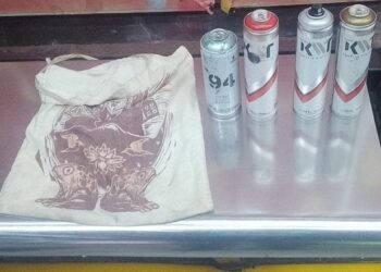 Dos detenidos por grafitear el subte: la Justicia les prohibió salir del país y volver a usar la red de transporte