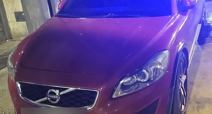 Tres ladrones detenidos tras robar un auto en el centro porteño
