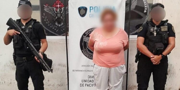 Vendía droga en la puerta de la casa y fue detenida infraganti