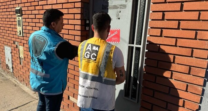 Incautaron más de 10.000 prendas truchas durante operativo en talleres clandestinos de Parque Avellaneda