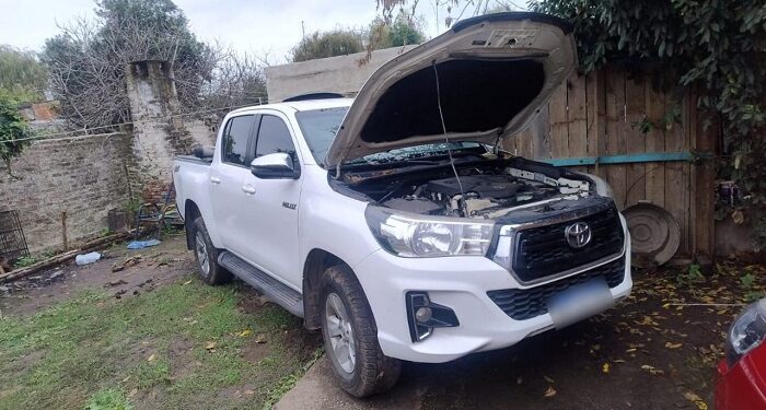 Un detenido y tres camionetas recuperadas tras un allanamiento en un taller mecánico de Ezeiza