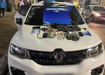 Tres delincuentes detenidos con un auto robado y un inhibidor de señal