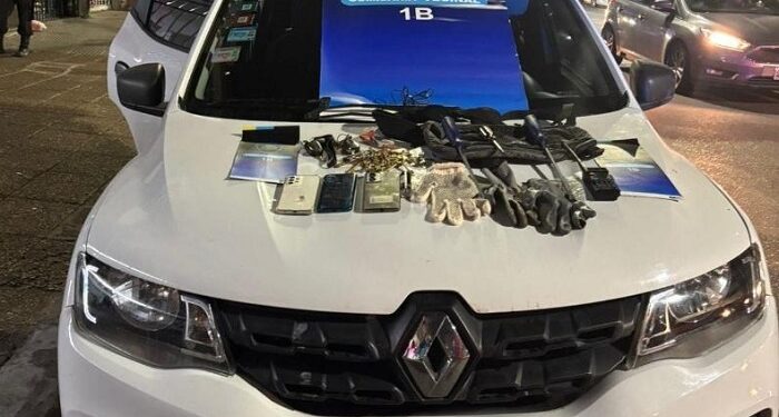 Tres delincuentes detenidos con un auto robado y un inhibidor de señal
