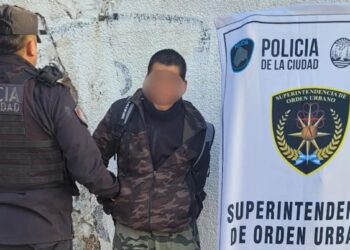 Gracias a la Taser, la Policía de la Ciudad redujo a un hombre armado en Villa Lugano