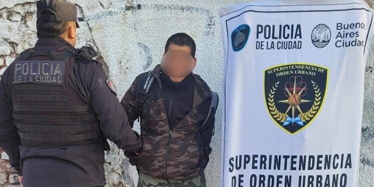 Gracias a la Taser, la Policía de la Ciudad redujo a un hombre armado en Villa Lugano
