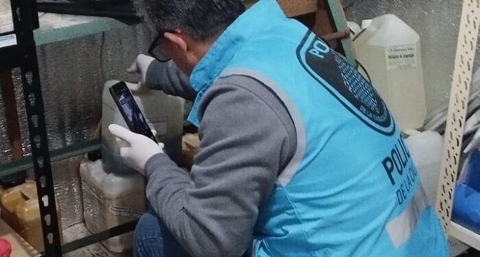 Clausuran fábrica química en Nueva Pompeya y secuestran más de 600 bidones con productos vencidos