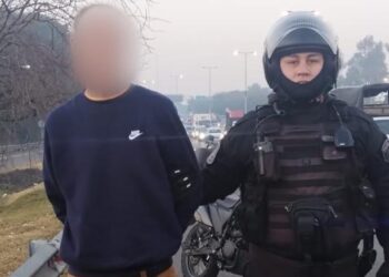 Iba en una Hilux robada, el anillo Digital lo detectó y fue detenido por la Policía de la Ciudad