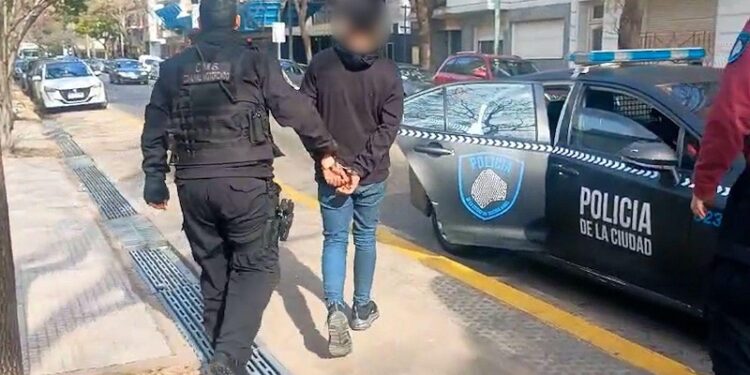 La Policía de la Ciudad detuvo por robar un celular al «ladrón respetuoso» de calzoncillos