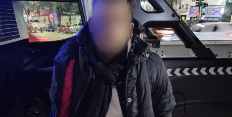 Parque Chacabuco: Un motochorro detenido tras arrebatarle el celular a un transeúnte
