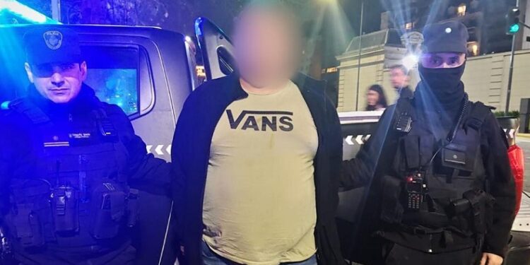 Cayó tras irse sin pagar y atropellar a dos mujeres en estación de servicio