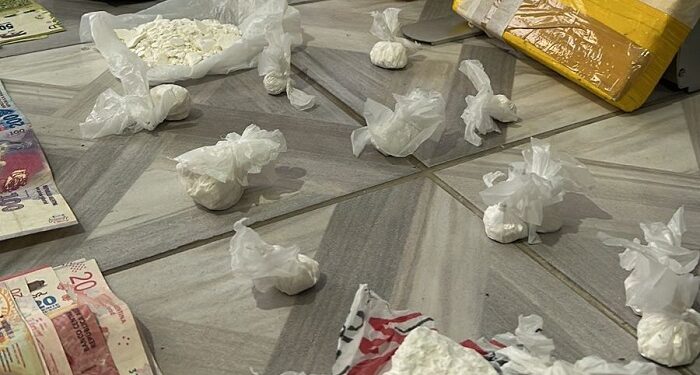 Lo pararon en General Paz con un ladrillo de cocaína y terminó cayendo toda la banda