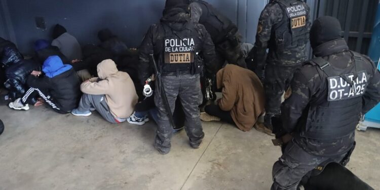Mega operativo con más de 30 allanamientos: La Policía de la Ciudad detuvo a los integrantes de la banda de los «Robamotos»