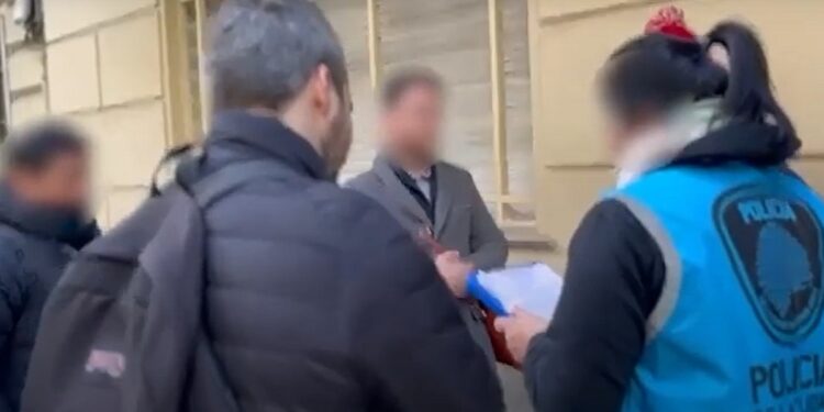 Operativo de la Ciudad para desalojar manteros y desocupar las veredas