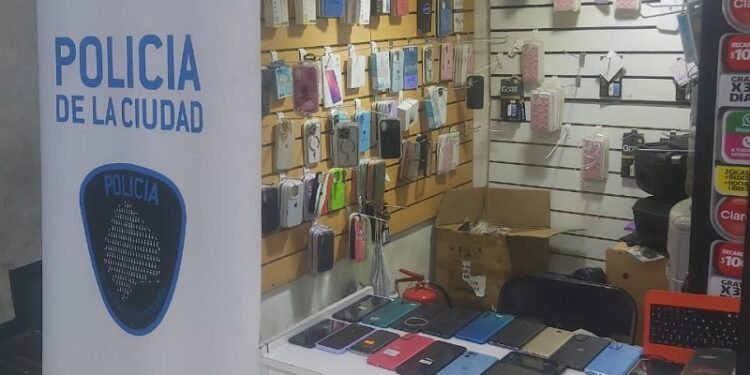 Fueron por un celular robado y hallaron 137 en galería «La Juanita» en Once