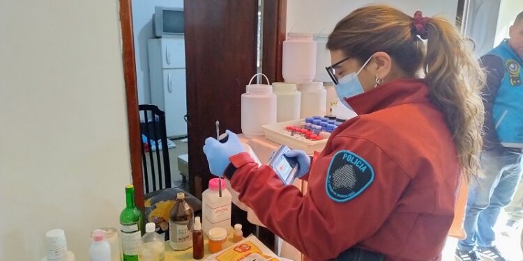 Breaking «Sarandí» Bad: la Policía de la Ciudad cerró un laboratorio clandestino en Avellaneda que producía 14 mil pastillas de éxtasis