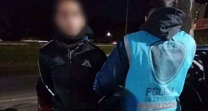 La Policía de la Ciudad detuvo al ladrón que le pegó con una botella a una mujer en Villa Pueyrredón