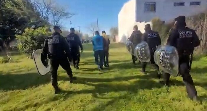 La Policía de la Ciudad detuvo a un cartero y a un encargado por una estafa millonaria