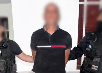 La Policía de la Ciudad apresó tras una persecución que terminó en El Palomar a dos delincuentes, uno con 14 antecedentes, que iban en un auto robado