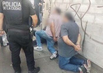 La Policía de la Ciudad detuvo, tras una persecución, a tres piratas del asfalto con armas y municiones en Lomas del Mirador