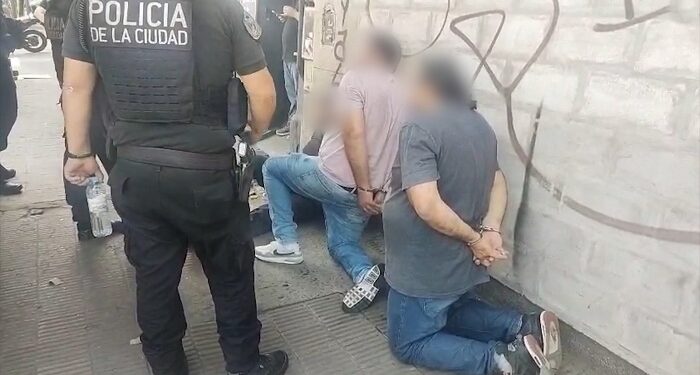 La Policía de la Ciudad detuvo, tras una persecución, a tres piratas del asfalto con armas y municiones en Lomas del Mirador