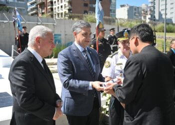 Homenaje de la Ciudad a los policías caídos por cuidar a la comunidad
