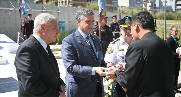 Homenaje de la Ciudad a los policías caídos por cuidar a la comunidad