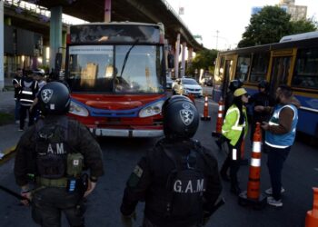 Un prófugo detenido, 33 personas con derecho de admisión y más de 220 actas contravencionales en los operativos de seguridad en Boca–Talleres y Vélez–Argentinos Juniors